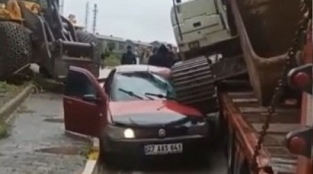 Tırın üstündeki iş makinesi aracın üstüne düştü