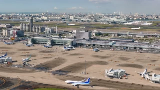 Tokyo'da iki yolcu uçağı apronda çarpıştı