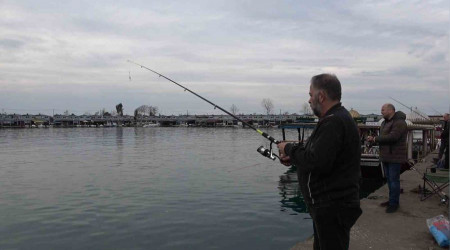Trabzon'daki balık kafeslerinden kaçan somonlar Rizeliler'in yüzünü güldürüyor