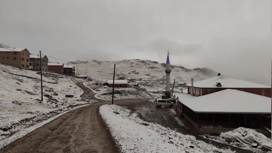 Trabzon'un yaylalarna mevsimin ilk kar yad