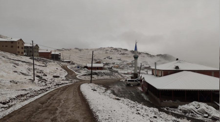 Trabzon'un yaylalarna mevsimin ilk kar yad