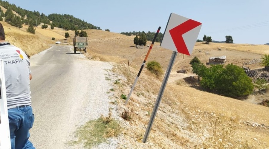 Trafik levhaları yenileniyor