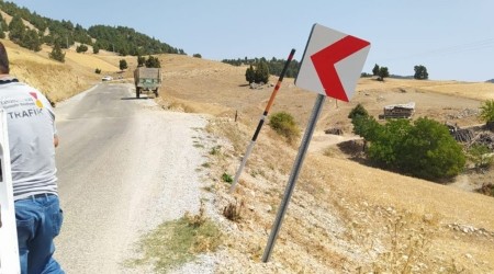 Trafik levhaları yenileniyor