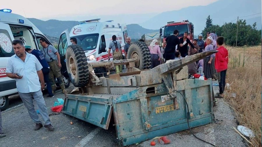 Traktör ile kamyon çarpıştı: 1 ölü, 13 yaralı