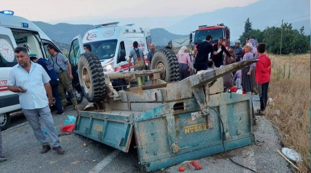 Traktör ile kamyon çarpıştı: 1 ölü, 13 yaralı