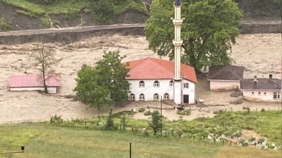 Türkeli'de dere taştı evler sular altında kaldı