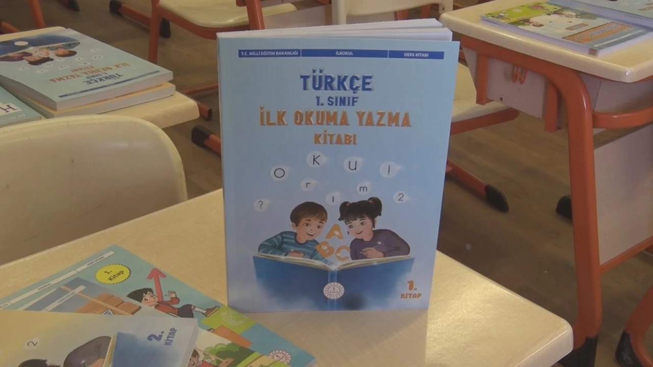 Ücretsiz dağıtılacak ders kitapları okul sıralarındaki yerini aldı