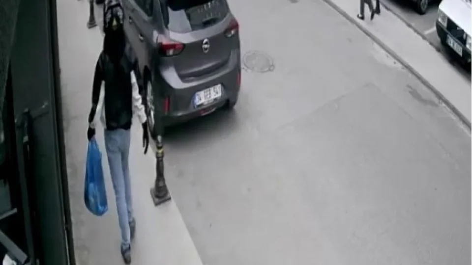 �mraniye'de bir otomobilden 2 kilo alt�n, 60 bin euro �ald�lar