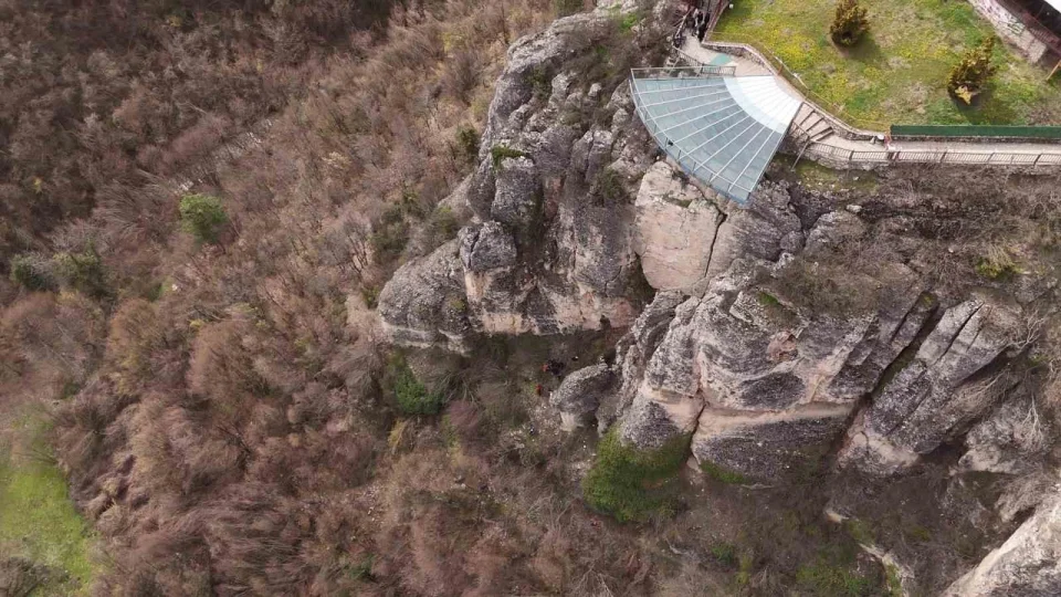 �niversite ��rencisi gen� k�z 80 metreden kendini bo�lu�a b�rakt�