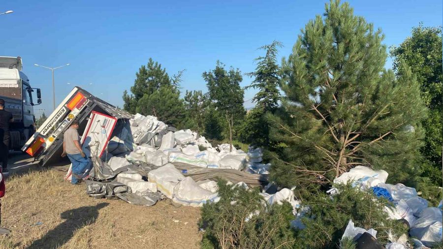 Uşak'ta iplik yüklü tır devrildi