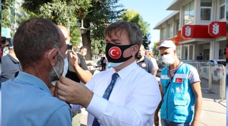 Vali vatandaşlara kendi elleriyle maske taktı