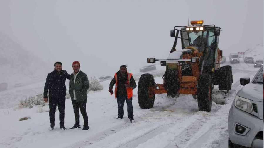 Van-Bahçesaray yolu ulaşıma kapandı
