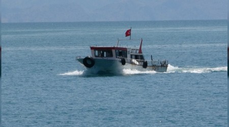 Van Gölü'nde teknenin battığı iddia edilen bölgede arama çalışması
