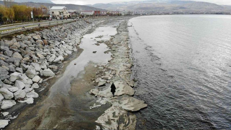 Van G�l�'ndeki su �ekilmesi s�r�yor