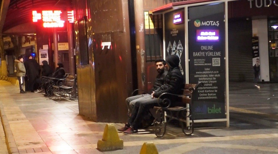 Vatandaşlar geceyi sokakta geçirdi