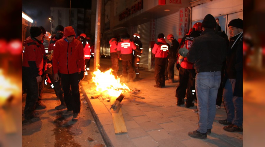 Vatandaşlar sokakta sabahladı
