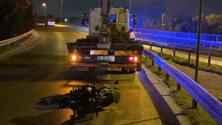 Virajı alamayan motosiklet bariyere çarptı: 1 ölü, 1 yaralı
