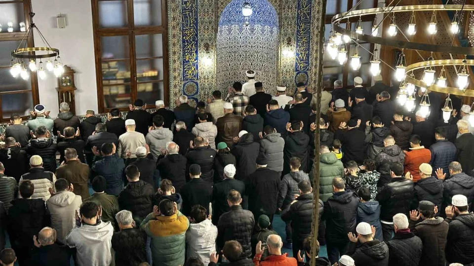 Ya�mura ra�men camiler bayram namaz� i�in dolup ta�t�