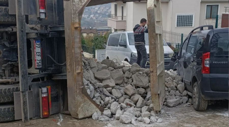 Yalova'da moloz yüklü hafriyat kamyonu devrildi