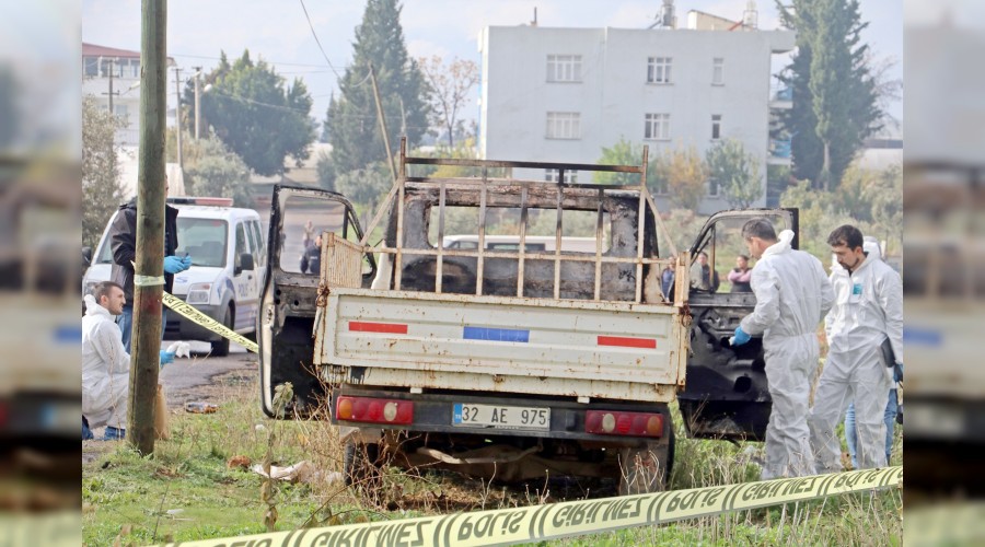 Yanan kamyonette k�le d�nm�� ceset bulundu