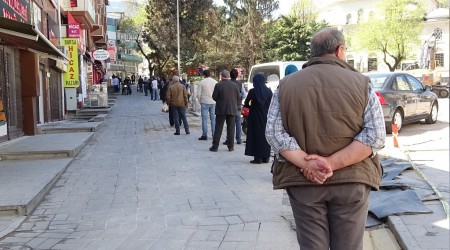 Yasak öncesi metrelerce kuyruk