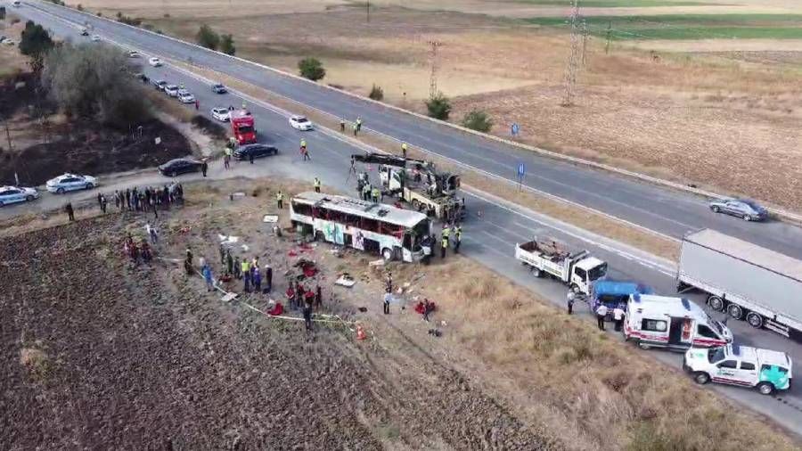 Yolcu otobüsü ile otomobil çarpıştı: 1'i ağır 4 yaralı