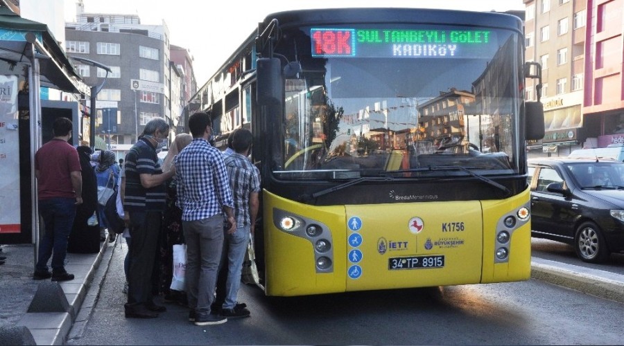 Yolcular otobüse binmek için birbiriyle yarıştı