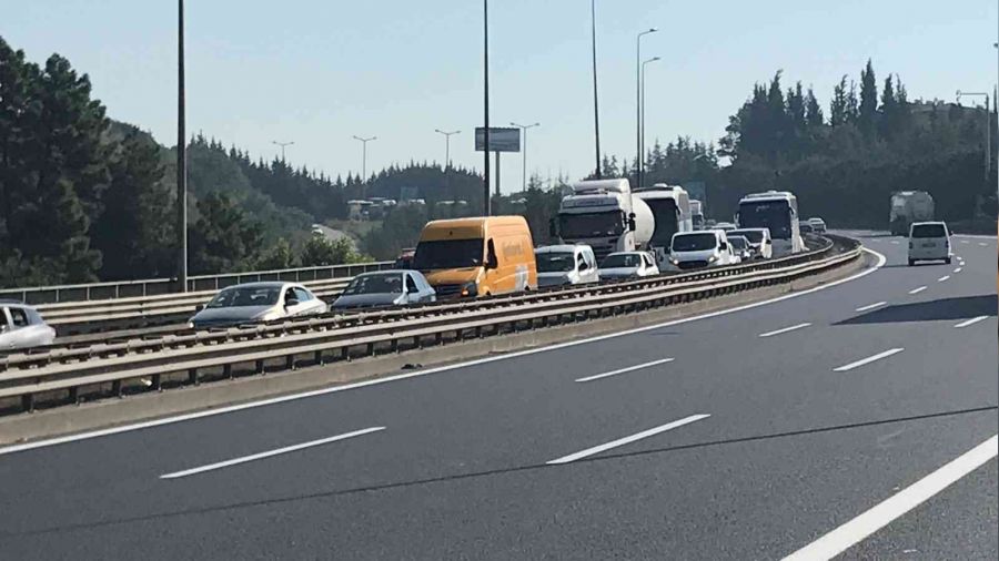 Yoldaki lastik parçası kazaya yolaçtı