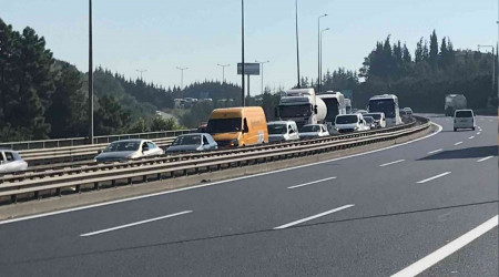 Yoldaki lastik parçası kazaya yolaçtı