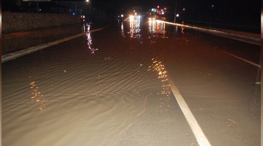 Yollar gle dnd, otomobil suya gmld