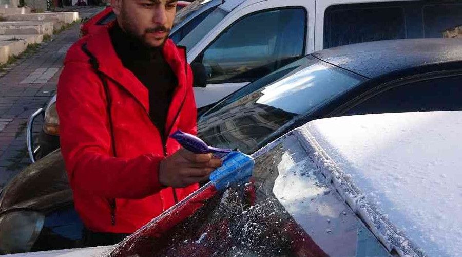 Yozgat'ta soğuk hava araç camlarını dondurdu
