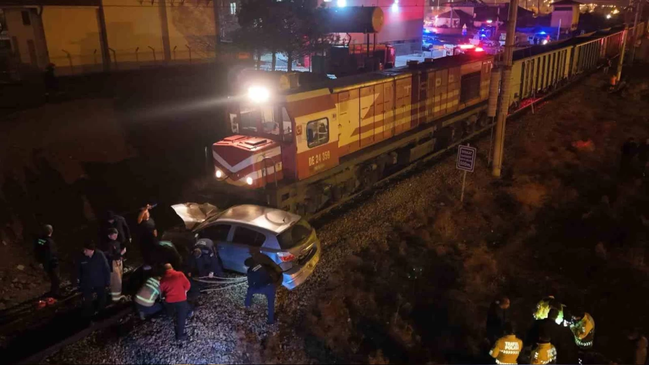 Yük treni otomobili metrelerce sürükledi