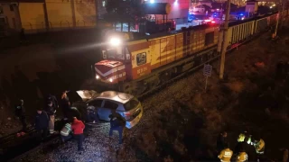 Yük treni otomobili metrelerce sürükledi