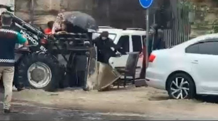 Zeytinburnu'nda vatandaşlar iş makinasıyla çıkarıldı