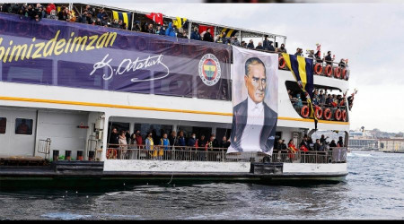10 Kasım Vapuru ile Ata'ya saygı duruşu
