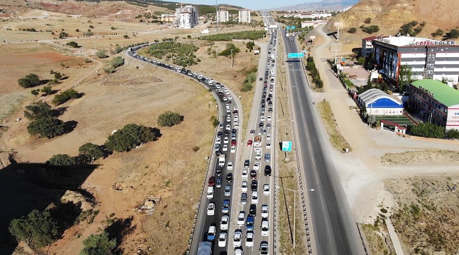 43 ilin ge�i� g�zergah�ndaki yo�un trafik �stanbul'u aratmad�