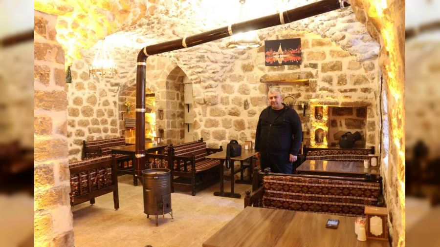 500 yıllık evini kafeye dönüştürdü