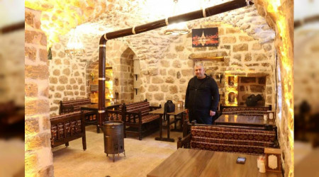 500 yıllık evini kafeye dönüştürdü