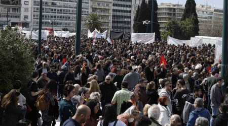 57 kişi öldü, Bakan istifa etti, Başbakan özür diledi ama Yunanlılar sokakta