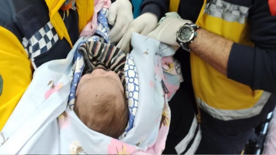 6 aylık bebek 62'nci saatte çıkarıldı