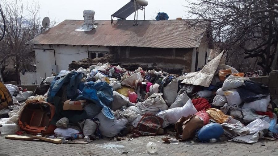 60 ya��ndaki kad�n�n evinden 2 kamyon ��p ��kar�ld�