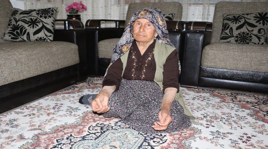 80 yaşındaki kadını darp ettiler