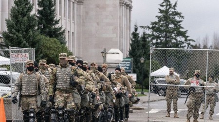 ABD'de yönetim binalarının önü Ulusal Muhafızlarla dolu