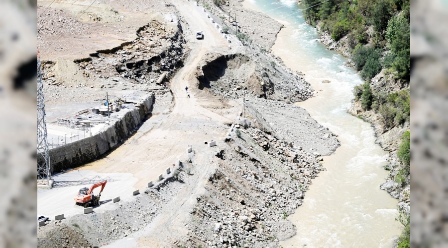 Adana'da baraj kapa�� patlad� 1 �L� 3 YARALI