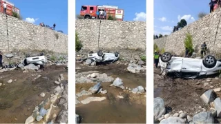 Adana'da otomobil dereye d��t�: 2 �l�, 1 yaral�