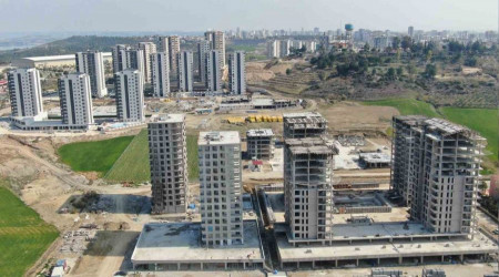 Adana'da yapımı devam eden inşaatlar durduruldu