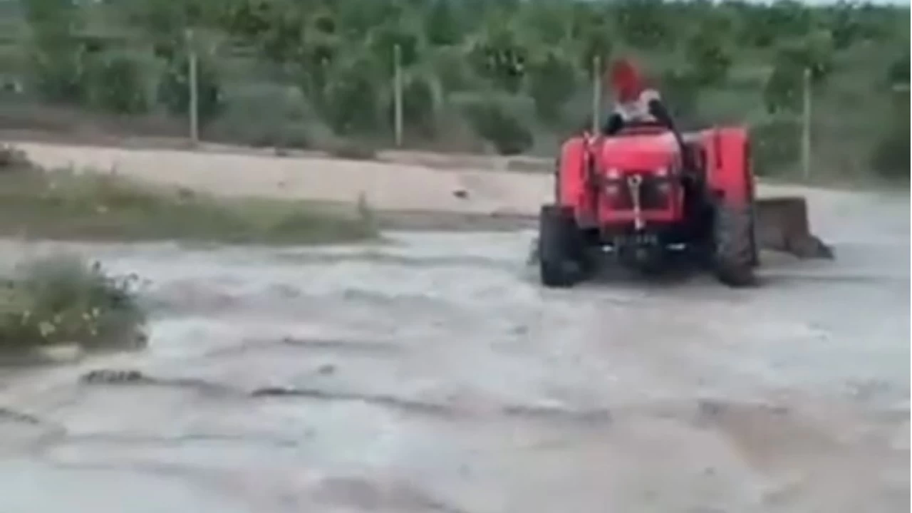 Adana'n�n il�elerinde tar�m arazilerini su bast�