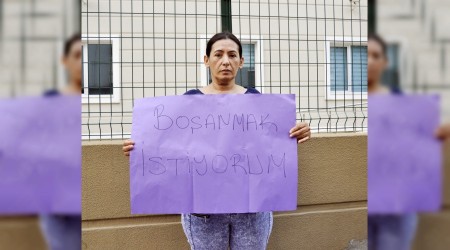Adliye önünde ilginç eylem