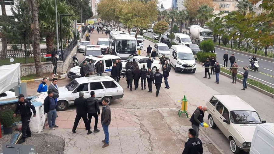 Adliye önünde silahlı kavga