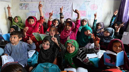 Afganistan'da ortaokullar ve liseler yeniden açıldı